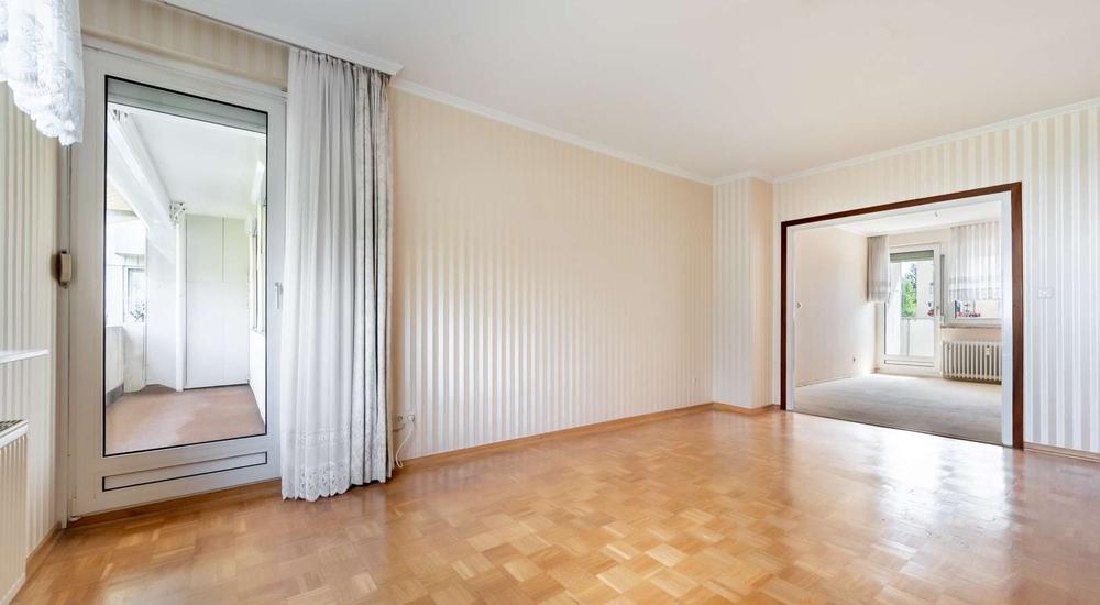 Wohnzimmer mit Zugang Balkon 1