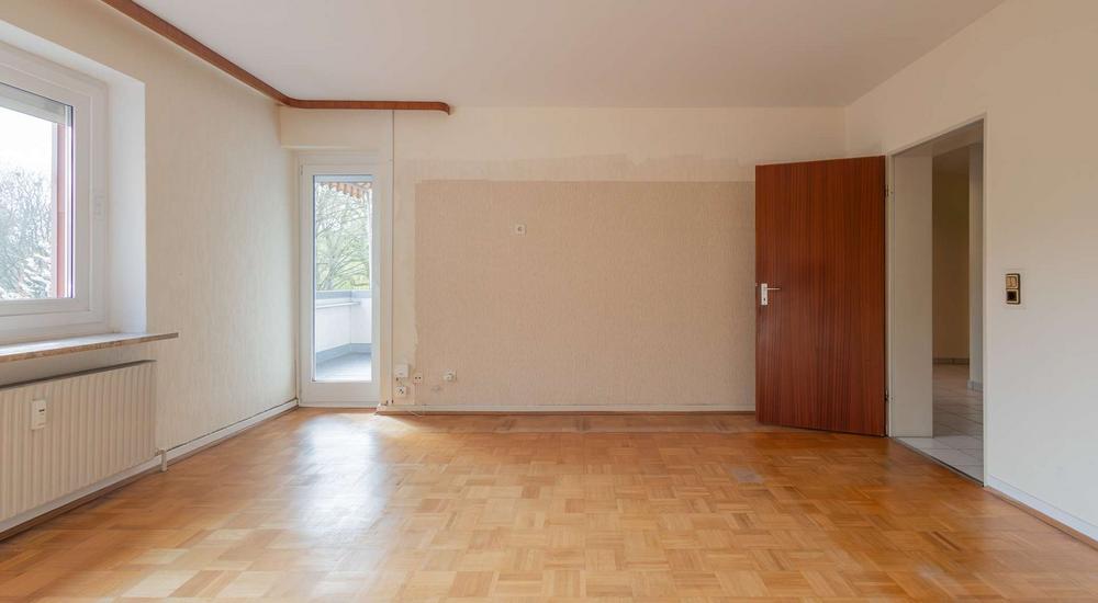 Wohnzimmer mit Zugang zum Balkon