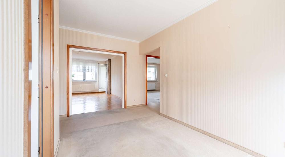 Essbereich mit Blick zum Wohnzimmer