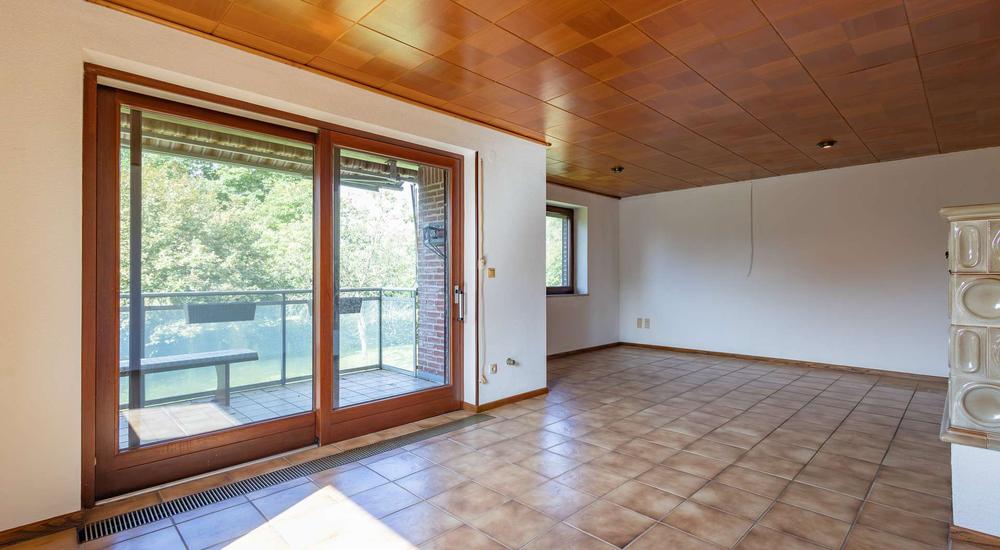 Wohnzimmer mit Balkon