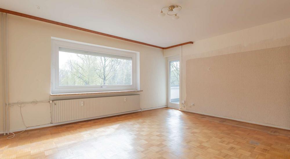 Wohnzimmer mit Zugang zum Balkon