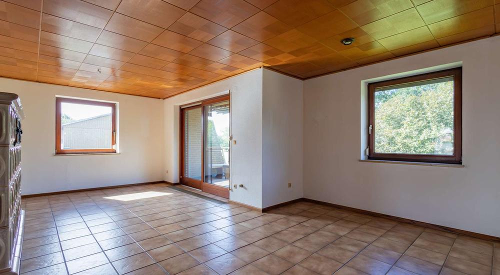Wohnzimmer mit Balkon