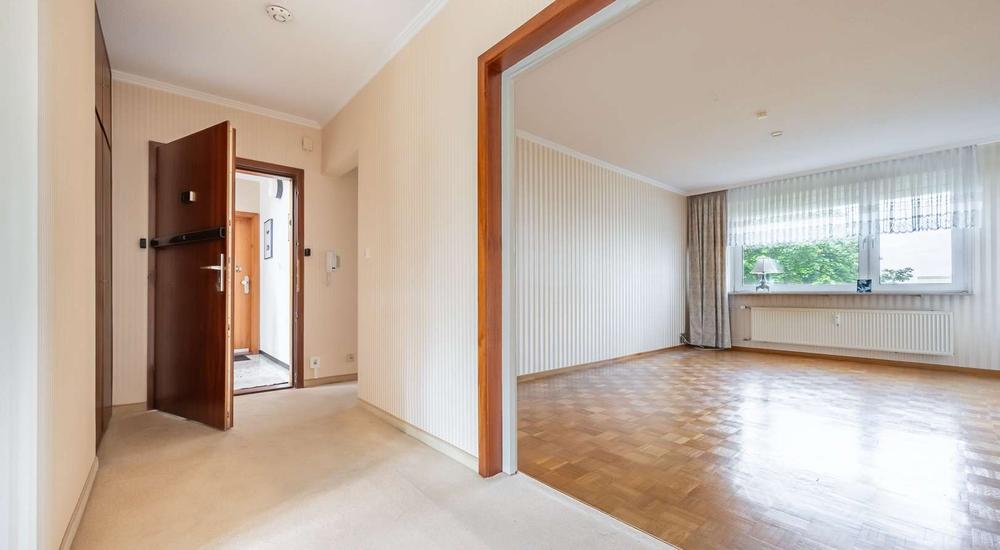Flur mit Blick ins Wohnzimmer