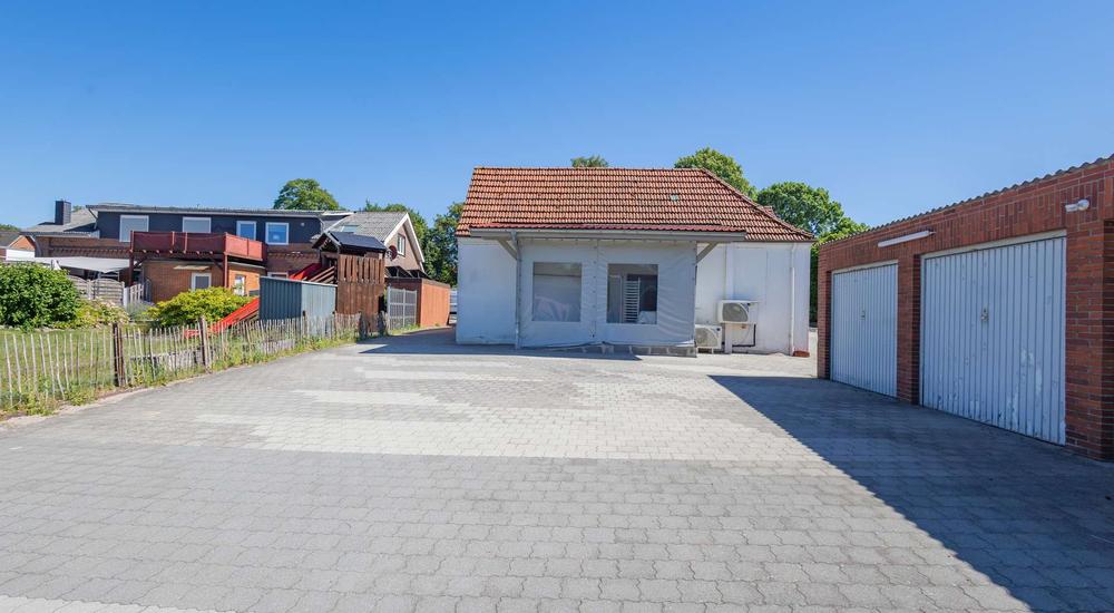Parkfläche und Garage