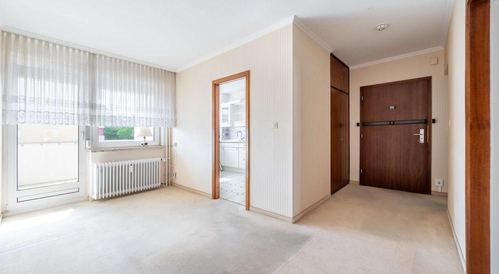 Essbereich mit Zugang Balkon und Küche 